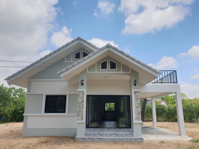 ขายบ้านใหม่ใกล้เมือง ที่ดินผืนใหญ่ติดบึง สารภี เชียงใหม่/ Pretty house with large area in Sarapee Chiang Mai for sale 